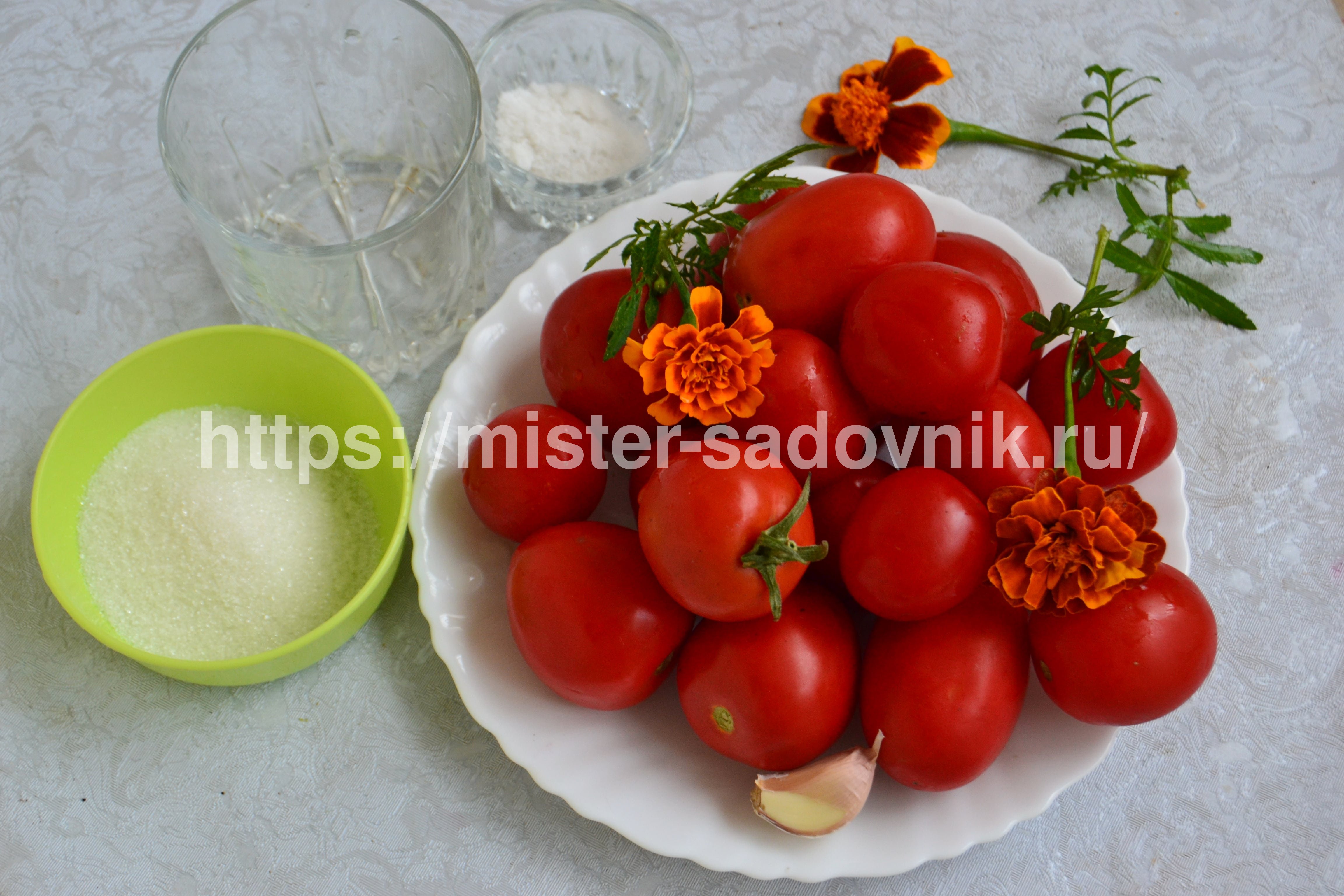 маринованные помидоры с бархатцами